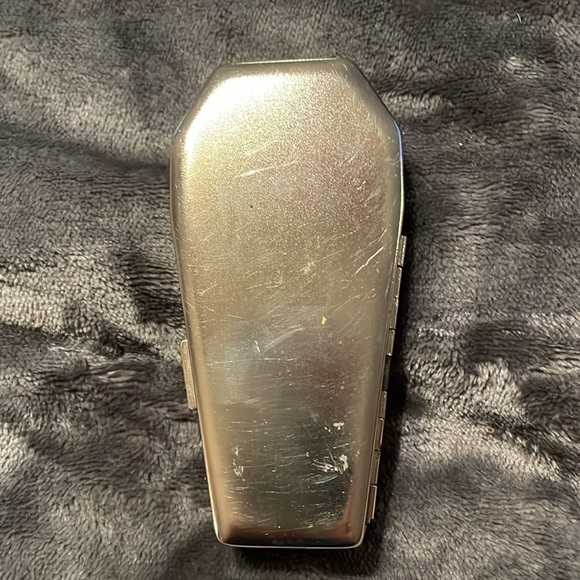 Born to ride silver colored coffin shaped cigarette case w/barbed wire design - Picture 3 of 6